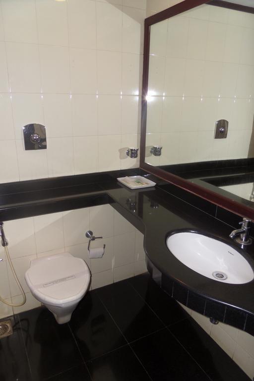 Hotel Elegance Kāladi Oda fotoğraf